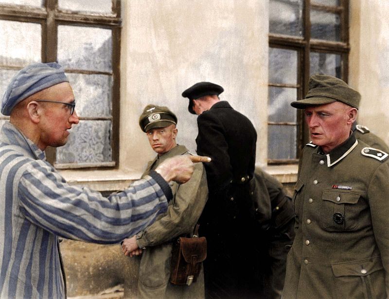 14 de abril de 1945: un superviviente de Buchenwald identifica a un nazi que golpeaba brutalmente a los presioneros