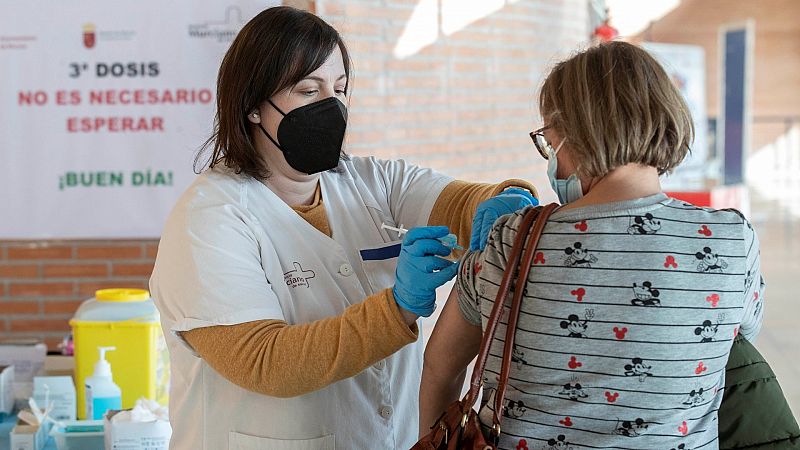 Un enfermera administra la dosis de refuerzo de la vacuna contra la COVID-19 en Murcia