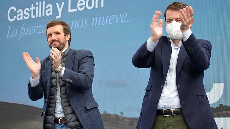 El presidente de PP, Pablo Casado, y el candidato a la presidencia de la Junta de Castilla y León, Alfonso Fernández Mañueco, en un mitin electoral este domingo en Palencia.