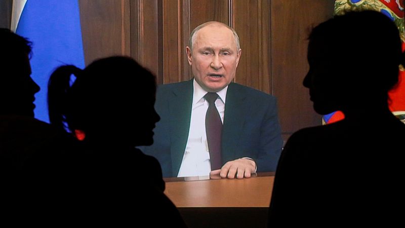 Una familia rusa ve en televisin el mensaje de Putin a la nacin en el que reconoce la independencia de las regiones separatistas de Ucrania.