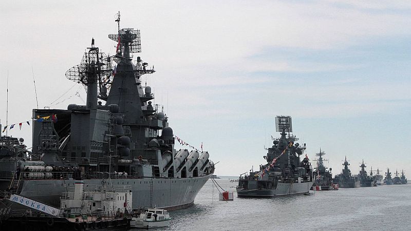 Buques de guerra rusos alineados en la bahía de Sebastopol en 2014, tras la anexión de la península de Crimea