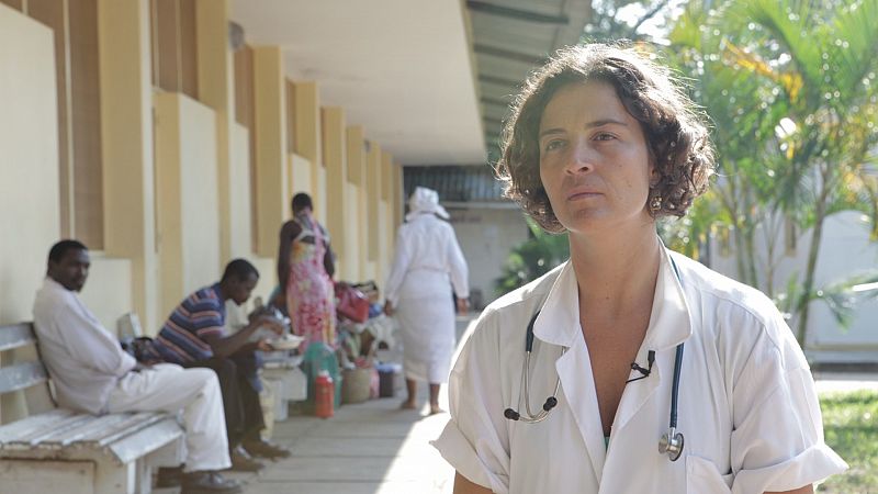 Elisa López en su trabajo como pediatra en Mozambique