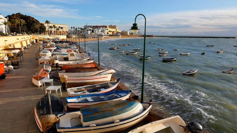Botes de pesca en el pequeño puerto de La Caleta