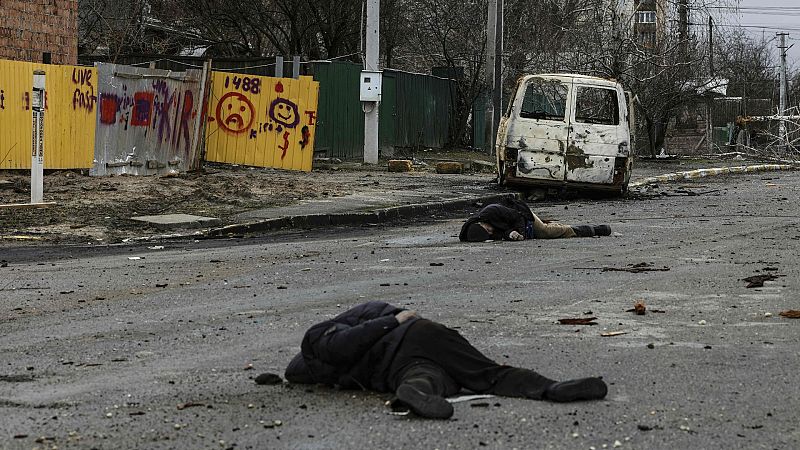 Los cadáveres yacen en una calle en Bucha, al noroeste de Kiev