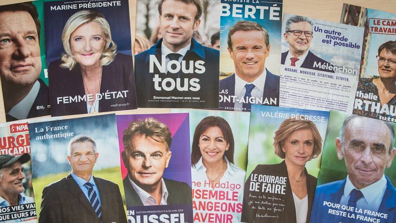 Folletos políticos de los 12 candidatos para las elecciones presidenciales francesas en París, Francia.