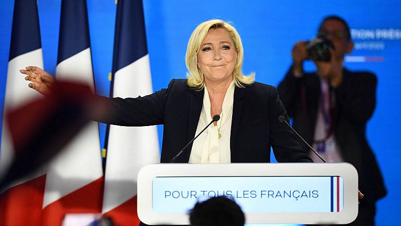 Marine Le Pen con sus seguidores este domingo, tras la segunda vuelta de las elecciones presidenciales