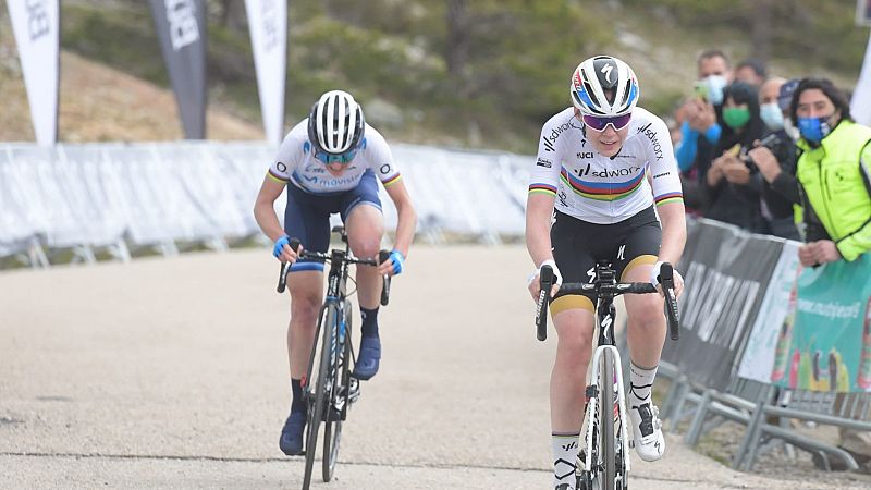 Anna Van der Breggen alza los brazos en las Lagunas de Neila tras su victoria en la Vuelta a Burgos femenina 2021