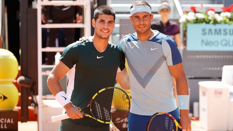 Carlos Alcaraz y Rafa Nadal se saludan en el Madrid Open.