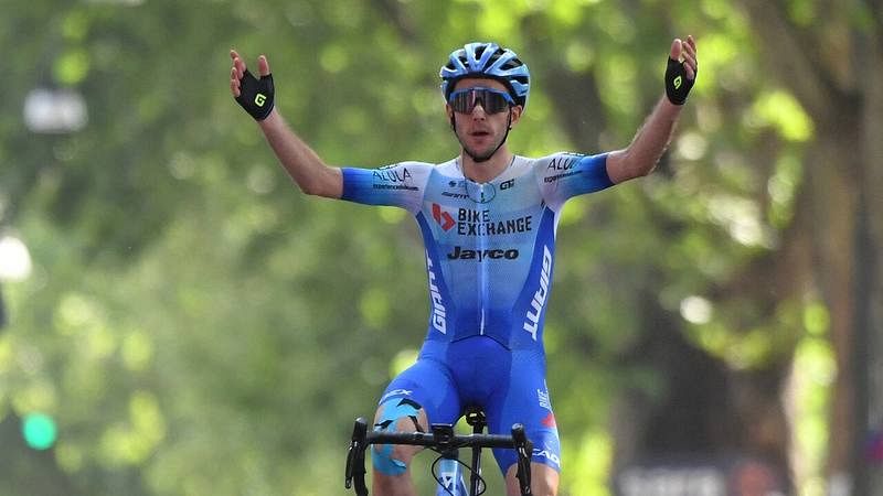 Simon Yates celebra la victoria en la etapa 14 del Giro de Italia.