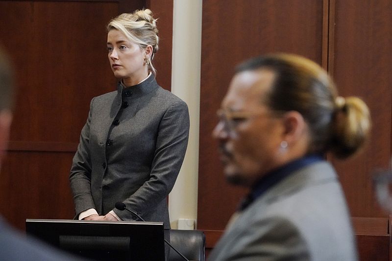 Los actores, Amber Heard y Johnny Deep en los juzgados de Fairfax County, Virginia. El juicio ha durado seis semanas y estos son los ultimos días en los que podremos escuchar a las defensas de los actores.