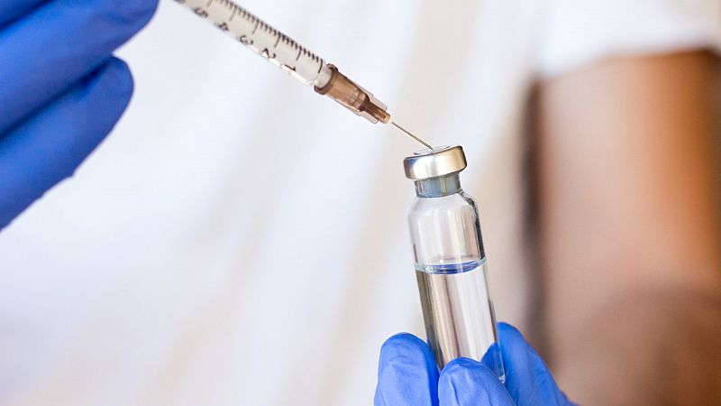 Un profesional sanitario prepara la dosis de una vacuna, en una imagen de archivo.
