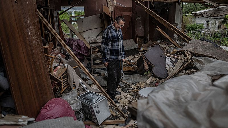 Mikeal entre las ruinas de su casa destruida por el impacto de la artillería rusa