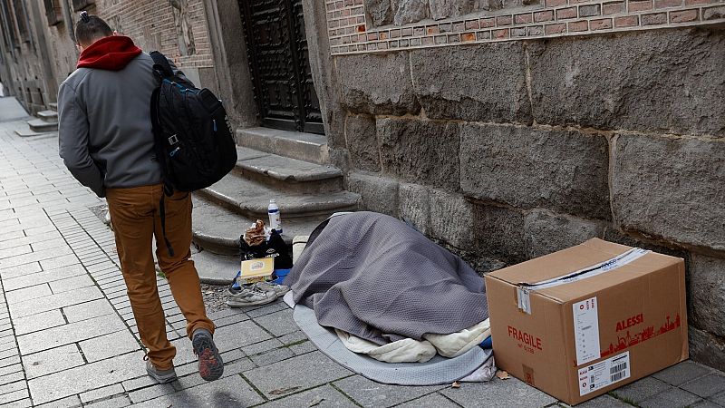 Una persona sin hogar en la puerta de una iglesia en el centro de Madrid