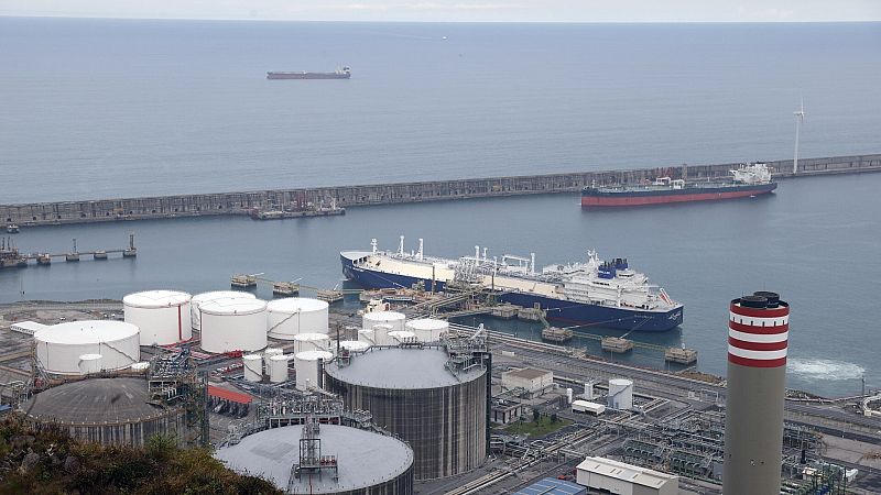 Un barco metanero en el puerto de Bilbao