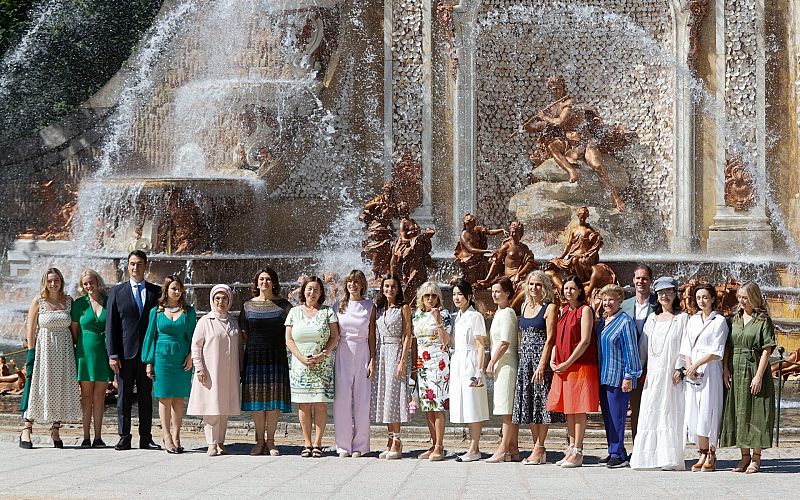 La reina Letizia (c) y la mujer del presidente del Gobierno, Begoña Gómez (c-i) posan con los acompañantes de los mandatarios que asisten a la cumbre de la OTAN