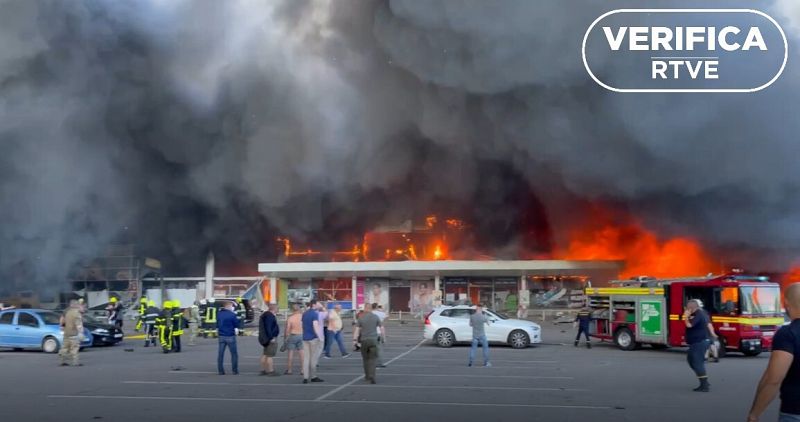 Imagen que muestra el centro comercial Amostor de Kremenchuk en llamas, con el sello de VerificaRTVE en blanco.