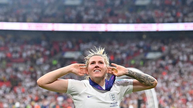 Imagen de la futbolista inglesa Millie Bright tras ganar la Eurocopa 2022.