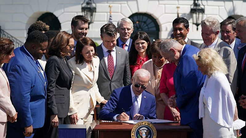 El presidente de los Estados Unidos, Joe Biden, firma la Ley de CHIPS y Ciencia en el jardín de la Casa Blanca