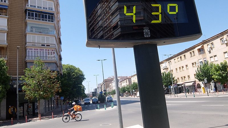 Un termómetro marca 43 grados en la rotonda Norte de Murcia.