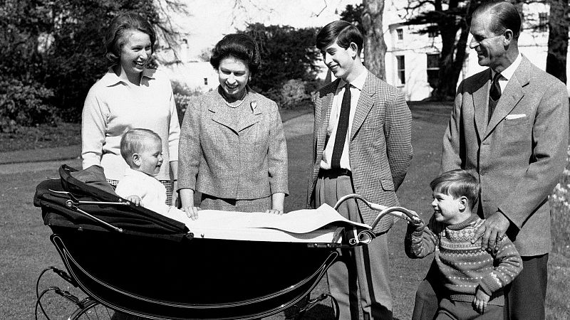 La reina Isabel II y el príncipe Felipe, rodeados por los miembros de su familia en el Castillo de Windsor, en 1965.