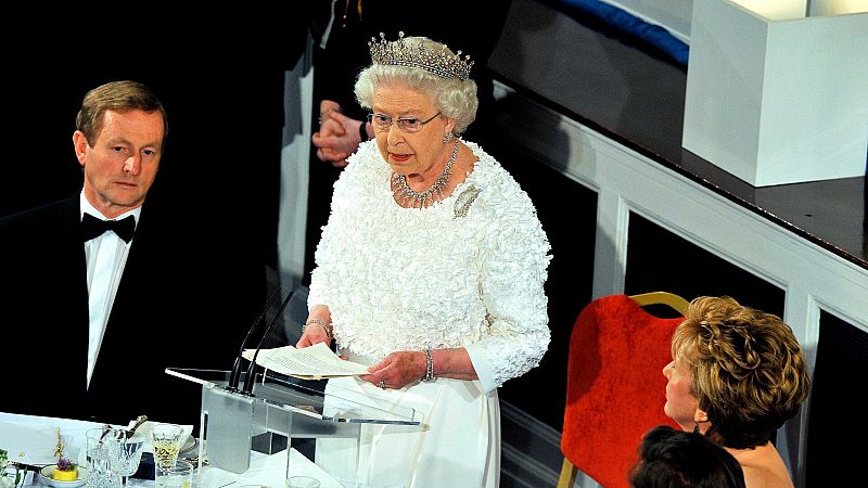 La reina Isabel II pronuncia un discurso en el Castillo de Dublín, Irlanda, durante la cena de Estado en mayo de 2011.