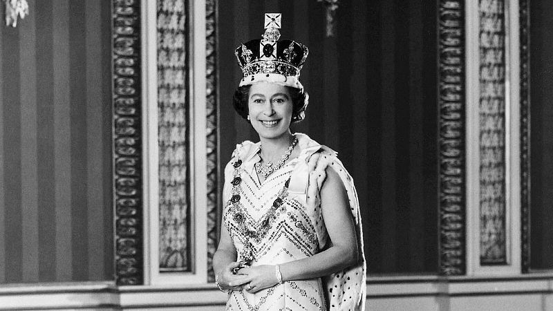 La reina Isabel II, ataviada con ropajes reales, en una imagen de 1977.