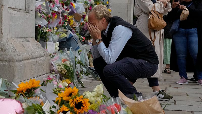 Un hombre llora en la puerta del palacio de Buckingham en Londres por la muerte de Isabel II. Foto: AP Photo/Kirsty Wigglesworth