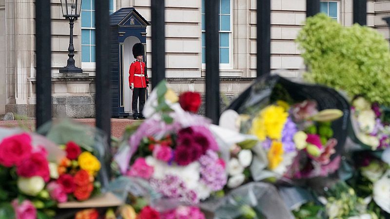 Flores para la reina Isabel II, en Buckingham Palace