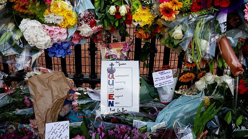 Londres se llena de flores e imágenes de Isabel II para rendirle tributo