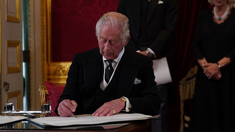 El rey Carlos III firma un juramento para mantener la seguridad de la Iglesia en Escocia durante el Consejo de Adhesión en el Palacio de St James El rey Carlos III firma un juramento para mantener la seguridad de la Iglesia en Escocia durante el Consejo de Adhesión en el Palacio de St James