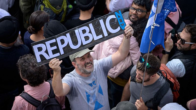 Un asistente a la ceremonia de proclamación de Carlos III como rey en Edimburgo (Escocia) muestran un cartel a favor de la república, el 11 de septiembre de 2022. Foto:  Wattie Cheung/Pool vía REUTERS