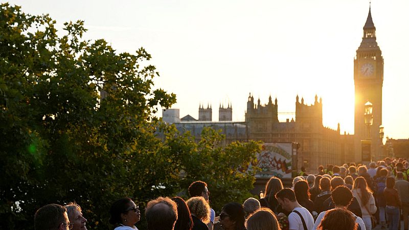 Varias personas caminan por el puente de Westminster para presentar sus respetos a Isabel II Varias personas caminan por el puente de Westminster para presentar sus respetos a Isabel II