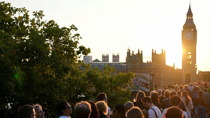 Varias personas caminan por el puente de Westminster para presentar sus respetos a Isabel II