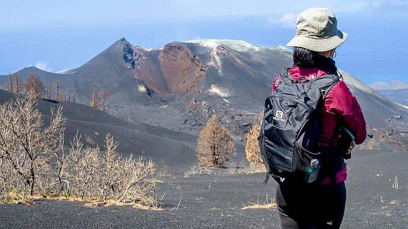 Una turista visista el volcán de La Palma un año después de la erupción en Cumbre Vieja.
