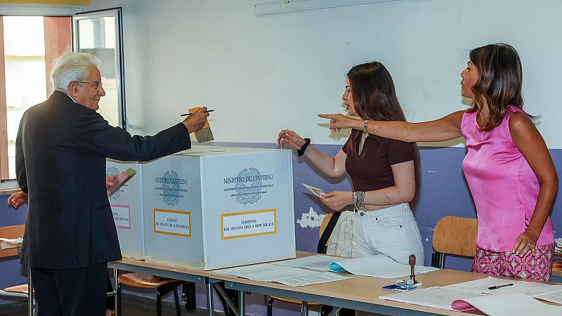 El presidente de Italia, Sergio Mattarella, vota en un colegio de Palermo