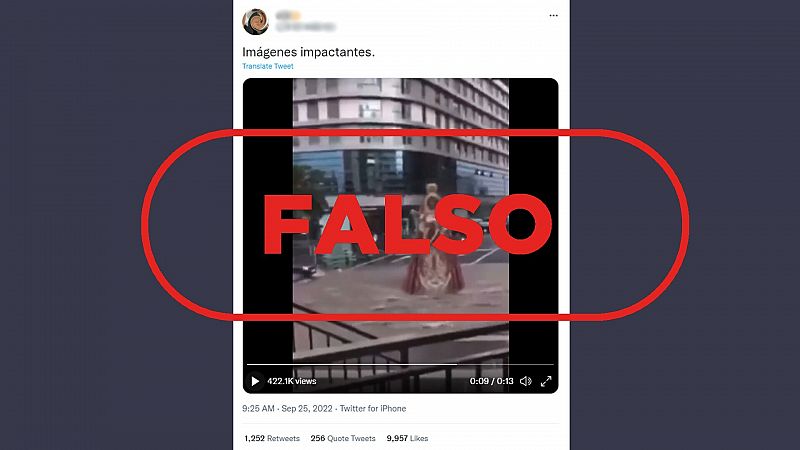 Mensaje de Twitter que reproduce el montaje de la estatua de una virgen transcurriendo por una calle lluviosa, con el sello 'Falso' en rojo