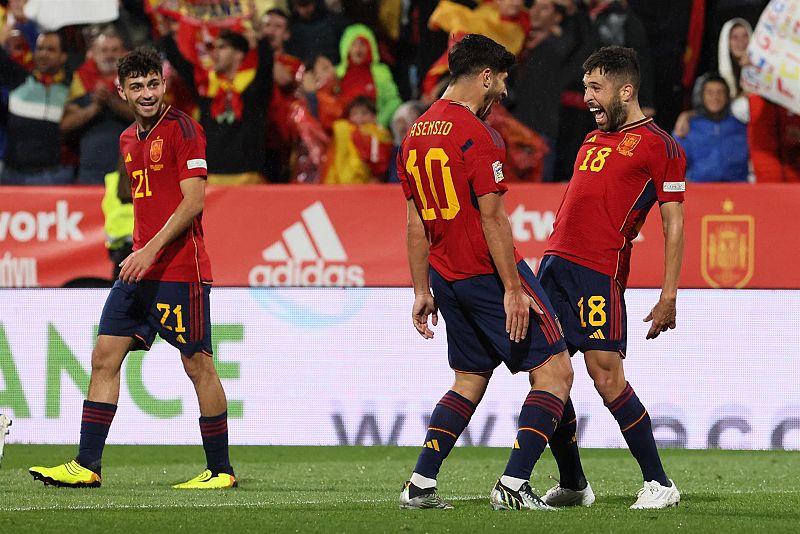 Los jugadores de la selección española celebrando el gol de Jordi Alba / EFE