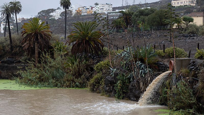Escorrentías en el barrio de Tamaraceite, en Gran Canaria, tras las lluvias asociadas a la tormenta Hermine.