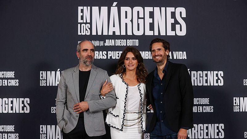 Los actores Luis Tosar y Penélope Cruz posan junto al director de la cinta, Juan Diego Botto, durante la presentación de la película 'En los márgenes'
