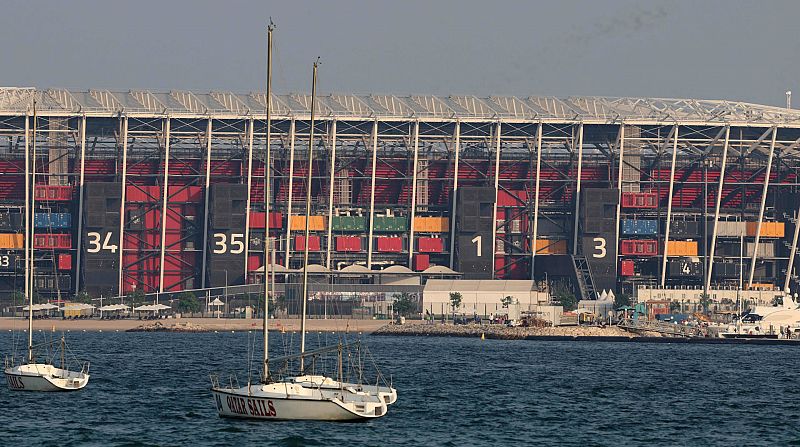 Vista del Estadio 974 del Mundial de Qatar 2022 tras el muelle de un puerto de Doha
