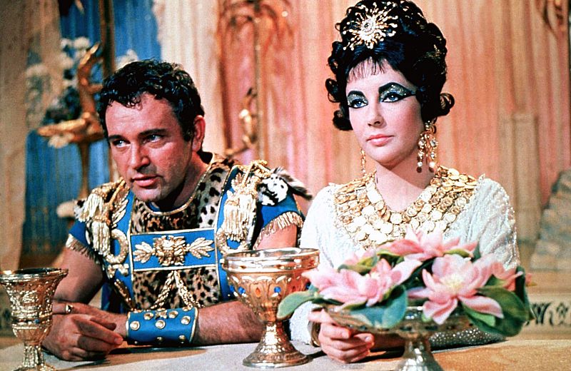 Richard Burton y Elisabeth Taylor en Cleopatra en 1963