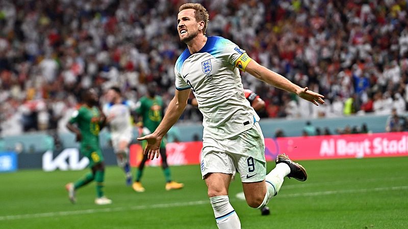 El delantero del Tottenham y de la selección inglesa, Harry Kane, celebra su gol ante Senegal en el Mundial de Qatar