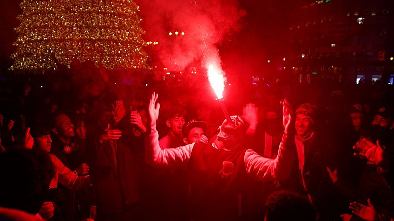 Aficionados marroquíes celebran la victoria de su selección en la madrileña Plaza del Sol.