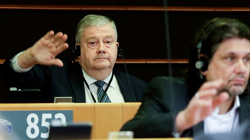 El eurodiputado belga Marc Tarabella vota a favor del levantamiento de su propia inmunidad en el Parlamento Euiropeo, debido al Catargate, el 2 de febrero del 2023. EFE/EPA/OLIVIER HOSLET