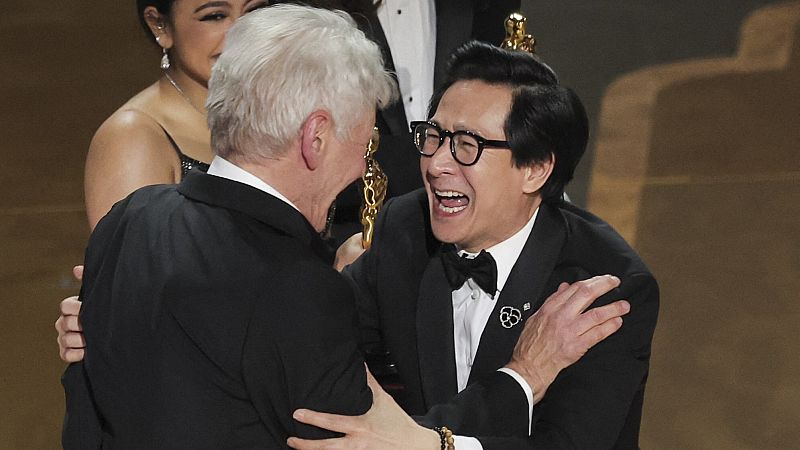 Ke Huy Quan se abraza con Harrison Ford tras vencer el Oscar a mejor película 'Todo a la vez en todas partes'