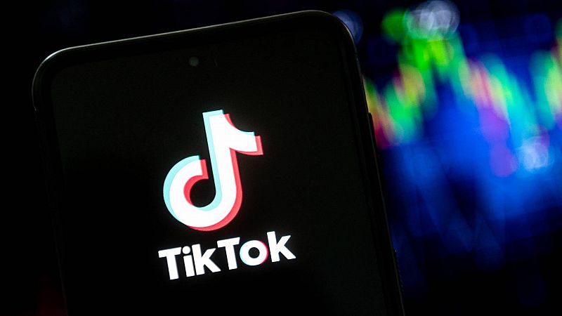 ¿Por qué están prohibiendo TikTok?: el logotipo de esta red social en la pantalla de un móvil