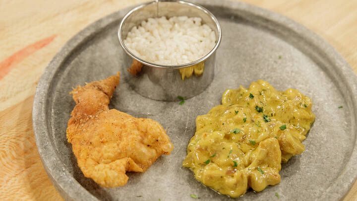 Receta de pollo al curry con arroz y crujiente de Camino