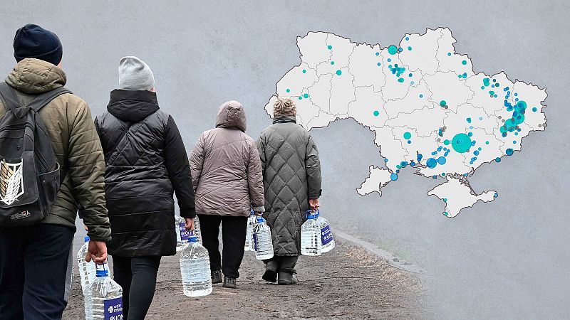 Residentes locales transportan bidones de agua en la región de Donetsk
