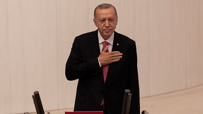 El presidente turco Tayyip Erdogan saluda a miembros del Parlamento e invitados a su llegada para prestar juramento