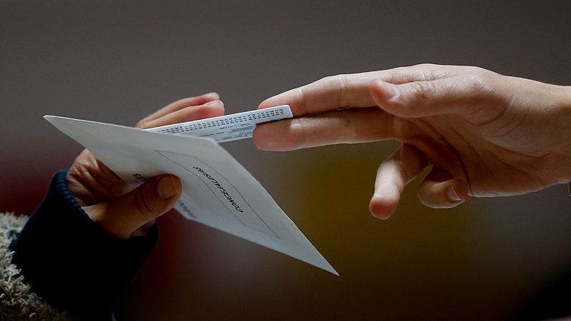 Calendario por comunidades de la investidura de los presidentes autonómicos: Un ciudadano vota en el municipio madrileño de Soto del Real